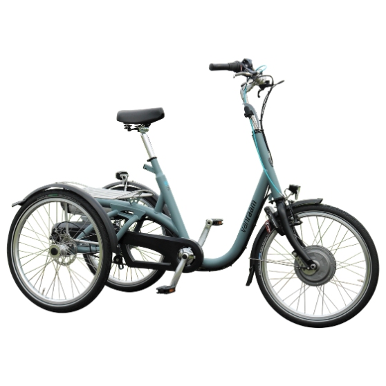 Maxi kolmipyörä on suunniteltu vakaaksi, joten ajokokemus on turvallinen ja nautinnollinen. Satulaan nousu ja ajaminen on helppoa.
