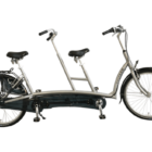 Van Raam Twinny tamdempyörä on matalarunkoinen ja helppokäyttöinen tandempyörä. Voitte pyöräillä itsenäisesti tai samaan tahtiin.