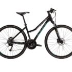 Kross Evado 5.0 naisten hybridi polkupyörä on monipuolinen ja hyvinvarusteltu kulkupeli, joka sopii ajoon maastossa ja tiellä.