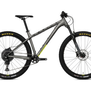NS Bikes Eccentric Lite 1 uudessa raw-värissä on kevyt, täpäkkä ja pystyvä mtb-pyörä